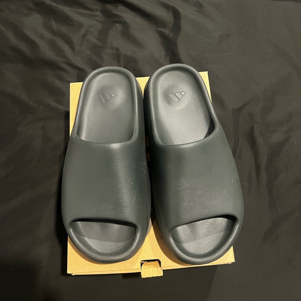Yeezy slide authentic !